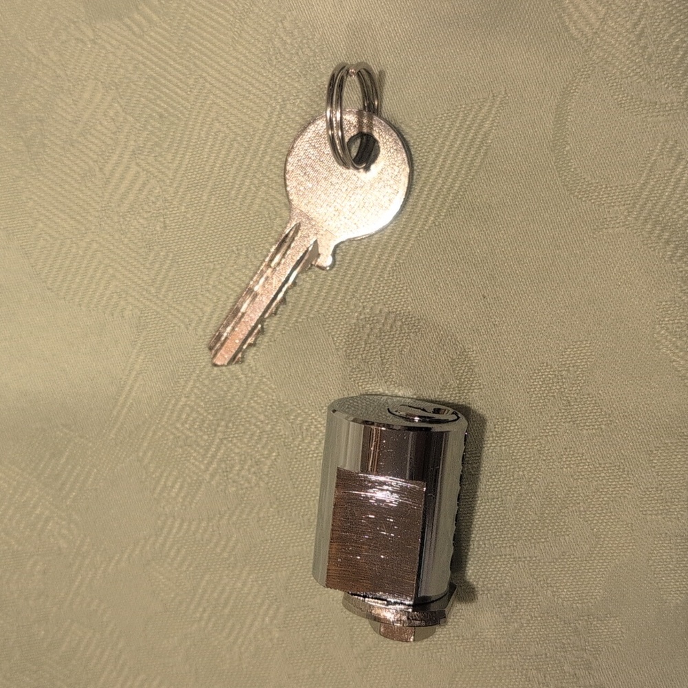 Cylinder lock - Picture 2 of 2